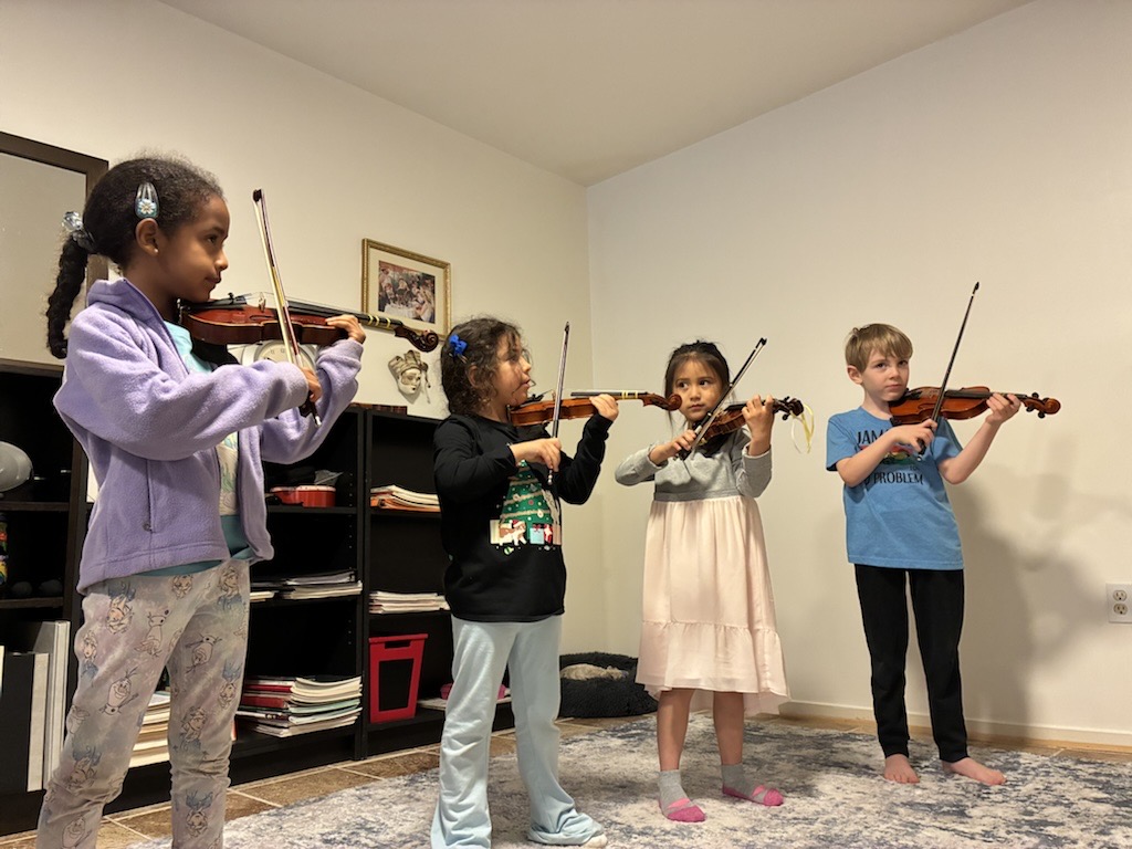 Suzuki group violin lesson for kids in Silver Spring Maryland